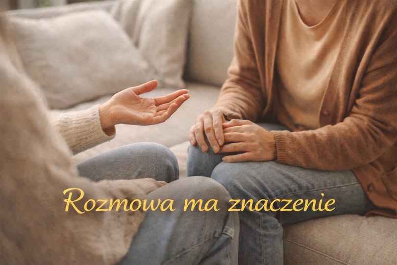 Dwie osoby rozmawiające na kanapie