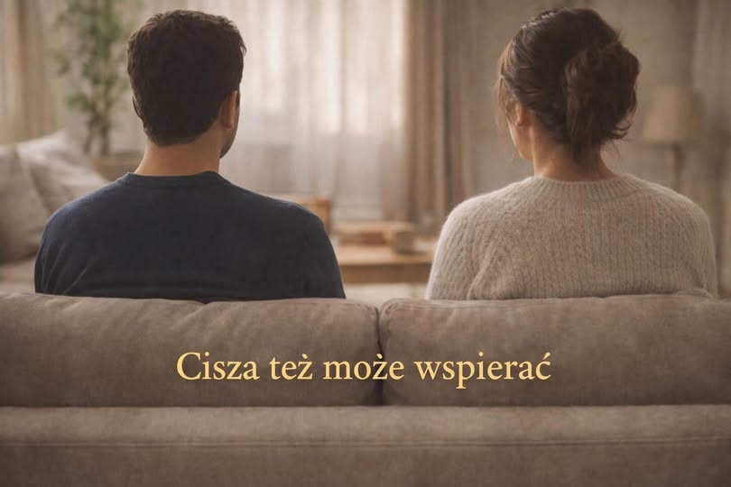 Dwie osoby siedzące na kanapie