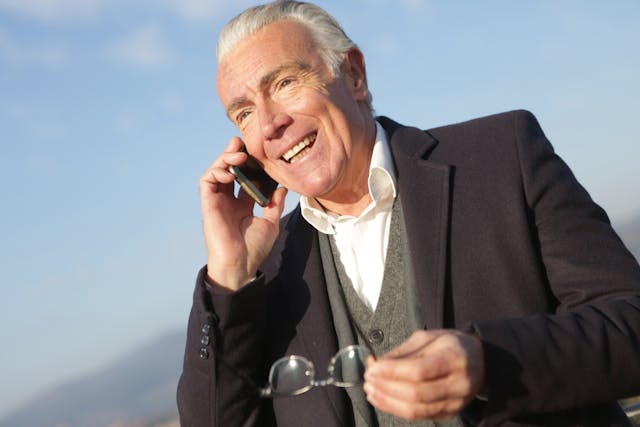 Starszy meżczyzna rozmawiający przez telefon